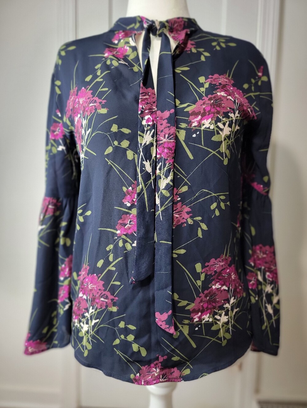 NWT Loft Outlet Navy Floral Bell Sleeve Blouse Tie At Neck Size S, Dark Romantic